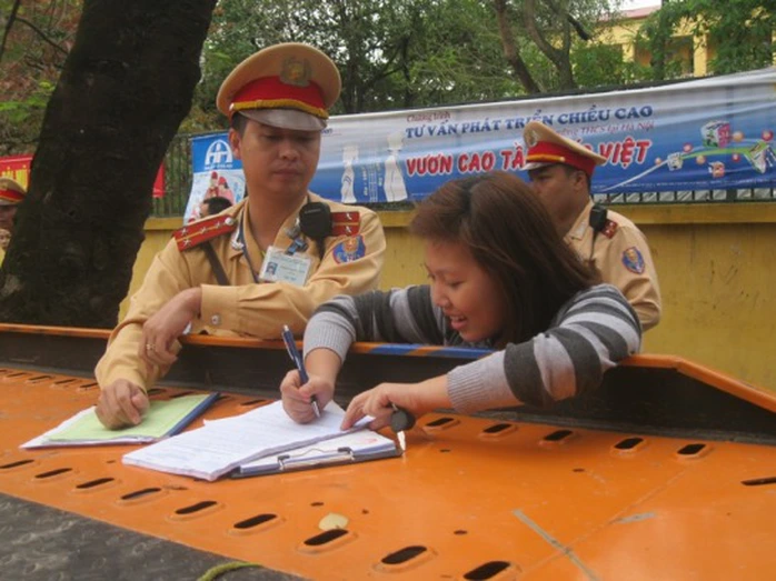 Lập biên bản xử phạt đối với những người vị phạm luật giao thông