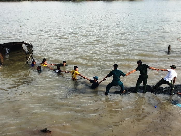 Người dna6 cùng bộ đội giúp vân trục vớt tài sản rơi xuống sông.