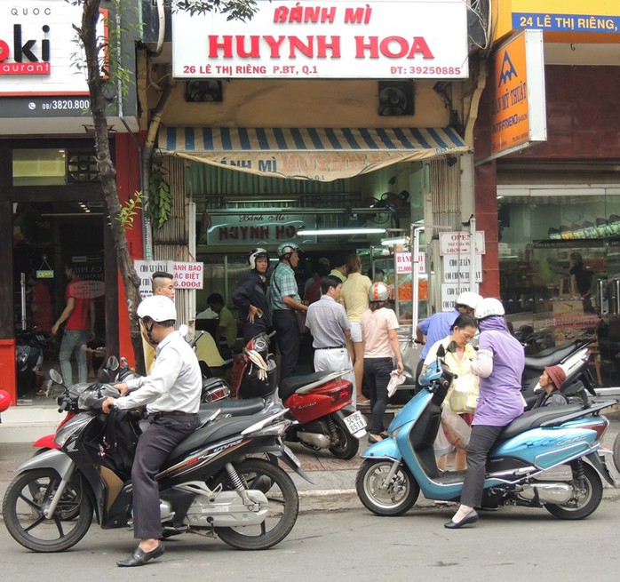 Tiệm bánh mì Huỳnh Hoa lúc nào cũng tấp nập người mua. Tiệm bánh mì Huỳnh Hoa lúc nào cũng tấp nập người mua.