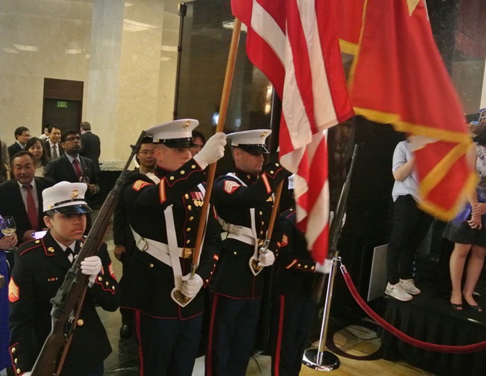 Các sĩ quan lục quân Mỹ tiến hành nghi thức rước cờ tại buổi lễ