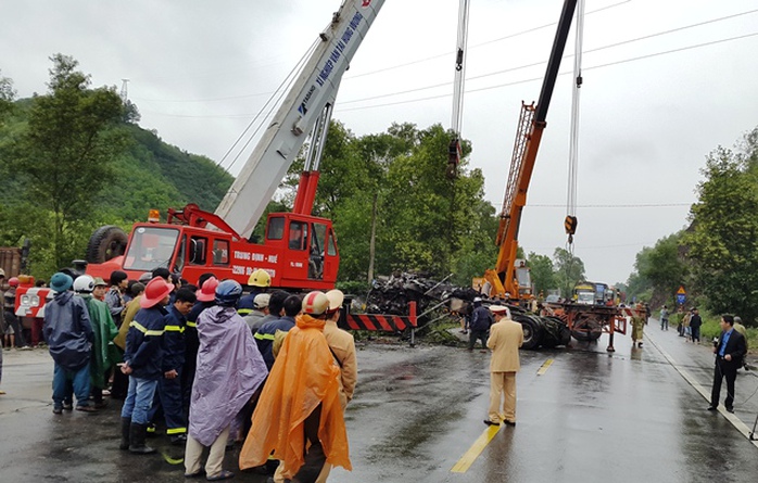 Lực lượng chức năng tiến hành cứu hộ, phân luồng giao thông và điều tra nguyên nhân vụ tai nạn