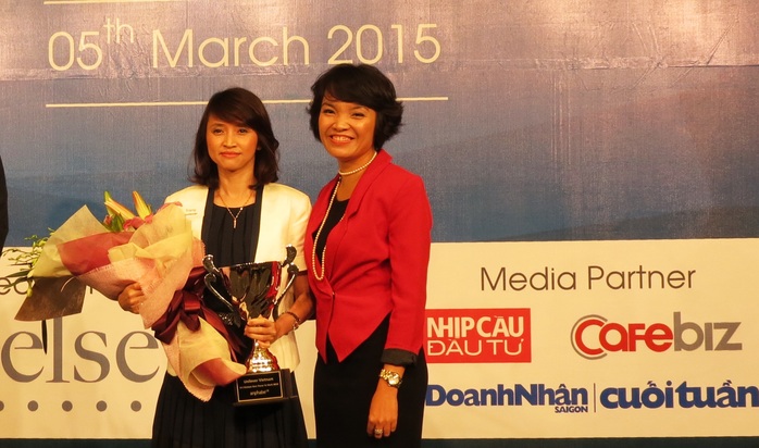 Đại diện Unilever (trái) nhận cúp vàng Nơi làm việc tốt nhất Việt Nam - 2014