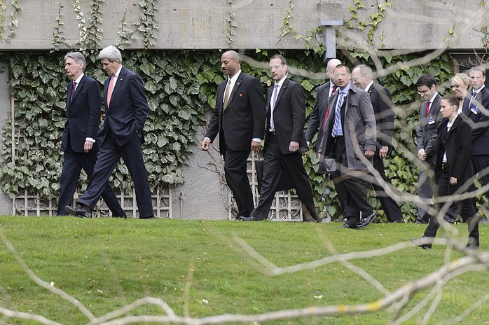 Ngoại trưởng Mỹ John Kerry cùng Ngoại trưởng Anh Philip Hammond rảo bước trong khách sạn trong lúc giải lao. Ảnh: AP