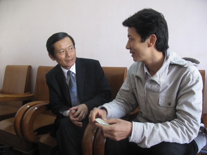Luật sư Phan Trung Hoài (trái) chia sẻ những khó khăn mà luật sư Võ An Đôn đang đối mặt