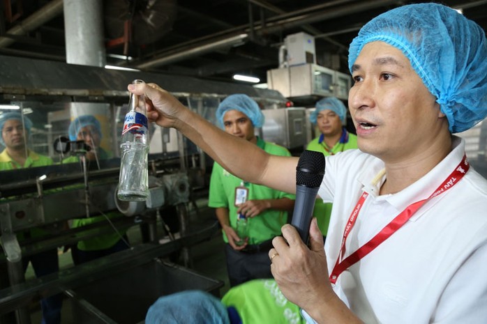 Một công đoạn sản xuất nước đóng chai tại Công ty Tân Hiệp Phát