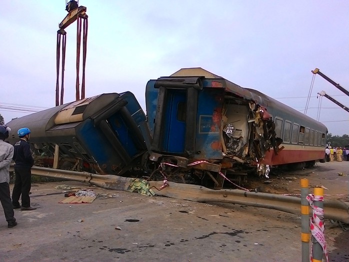 Nhiều toa tàu văng khỏi đường sắt sau vụ tai nạn tối 10-3 ở Quảng TrịẢnh: QUANG NHẬT