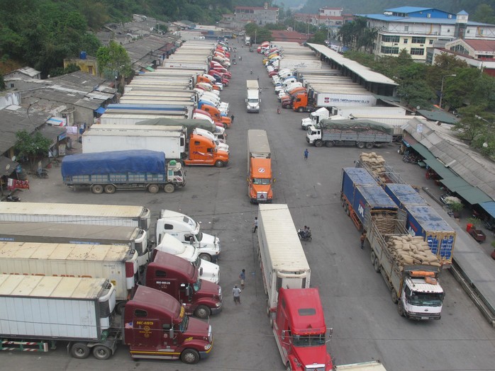 Xe chở dưa hấu ùn tắc kéo dài tại cửa khẩu Tân Thanh - Pò Chài trong những ngày đầu tháng 4-2015