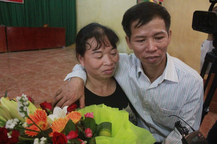 Ông Nguyễn Thanh Chấn đoàn tụ gia đình sau khi được minh oan