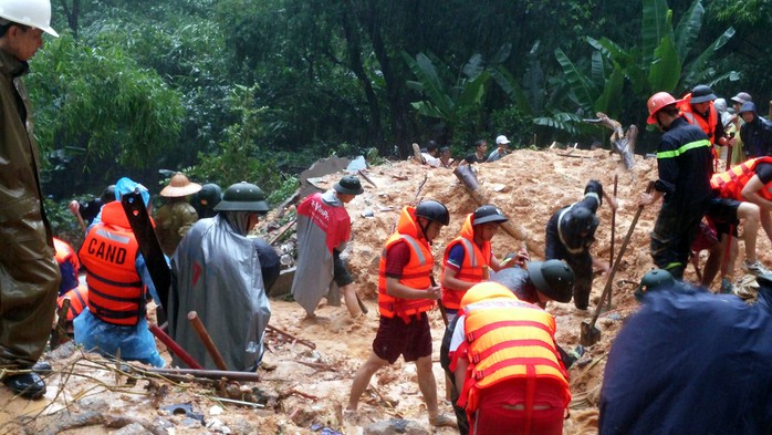 Lực lượng cứu hộ tìm kiếm 9 người trong một gia đình bị vùi lấp vào sáng 28-7 tại phường Cao Thắng,  TP Hạ Long, tỉnh Quảng Ninh