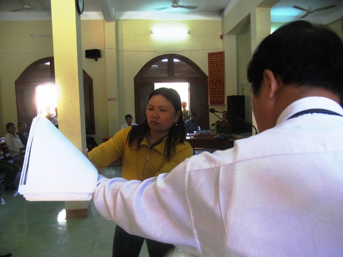 Bà Ngô Thị Tuyết trình bày các chứng cứ về vết thương trên người nạn nhân mà pháp y chưa làm rõ