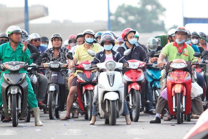 Nhiều người buộc phải hít khói thuốc lá khi dừng đèn đỏ ở ngã tư Thủ Đức, quận Thủ Đức, TP HCM Ảnh: HOÀNG TRIỀU