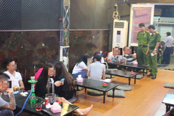 Công an tỉnh Bà Rịa - Vũng Tàu kiểm tra một quán cà phê có bán shisha Ảnh: NGỌC GIANG