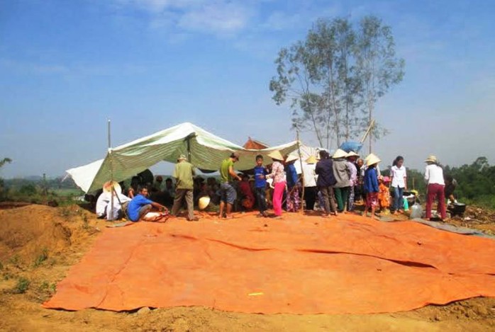 Người dân dựng lều bạt phản đối dự án xử lý rác thải ở Thanh Hóa 
Ảnh: TUẤN MINH
