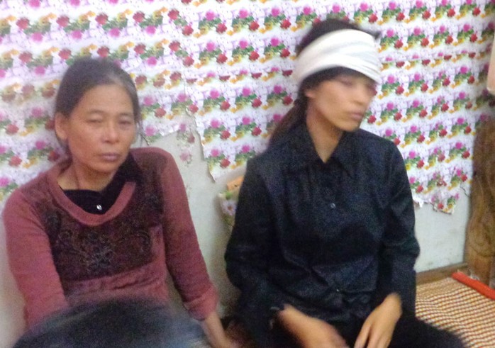 Chị Nguyễn Thị Thơm (bìa phải) vẫn còn bàng hoàng trước cái chết của mẹ chồng và 2 con nhỏ Ảnh: TUẤN MINH