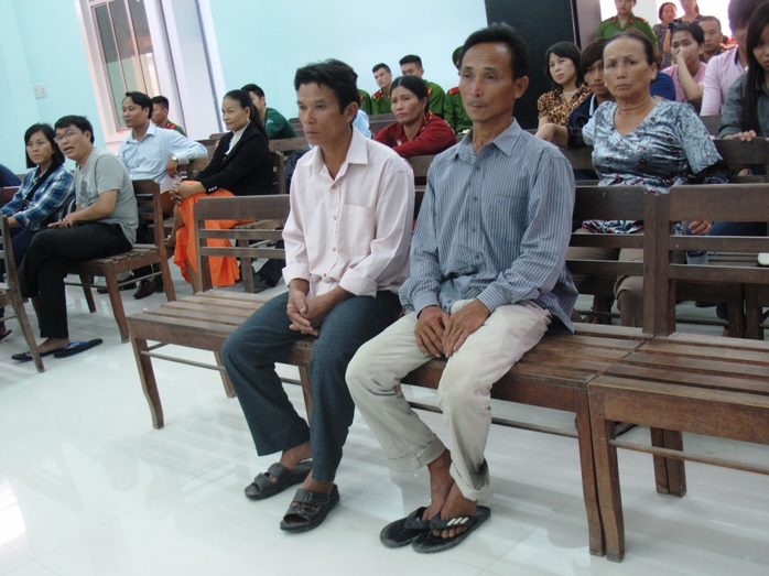 Hai bị cáo Nguyễn Văn Ly (phải) và Mai Đình Tâm nghe tòa tuyên án Ảnh: HỒNG ÁNH
