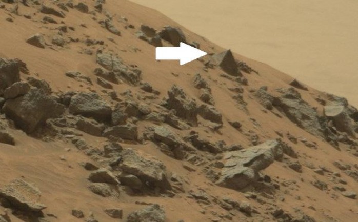 Hòn đá có hình dạng giống kim tự tháp trên sao Hỏa