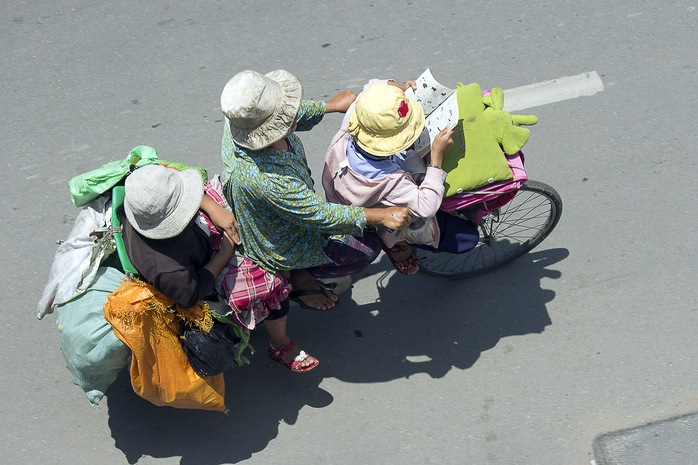 Đều đặn mỗi buổi sáng, cả nhà bà Mai lại cùng nhau đến trường