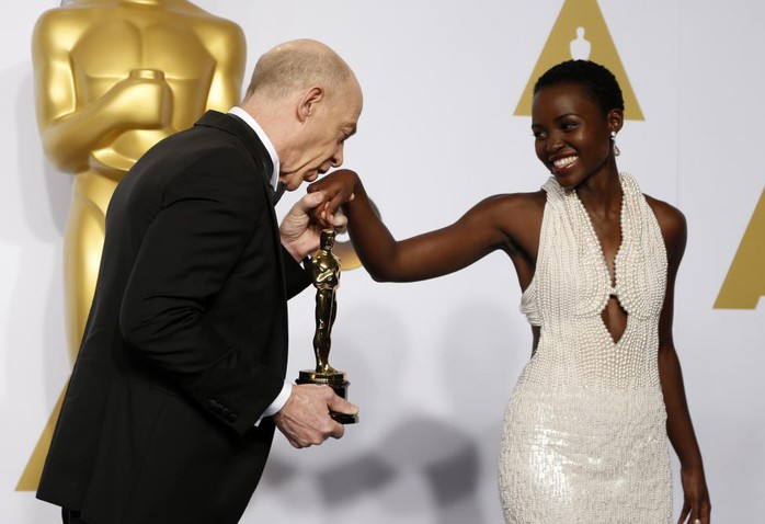 J.K. Simmons, chiến thắng hạng mục Nam diễn viên phụ xuất sắc nhất đã hôn lên tay của Lupita Nyongo sau khi nhận tượng vàng