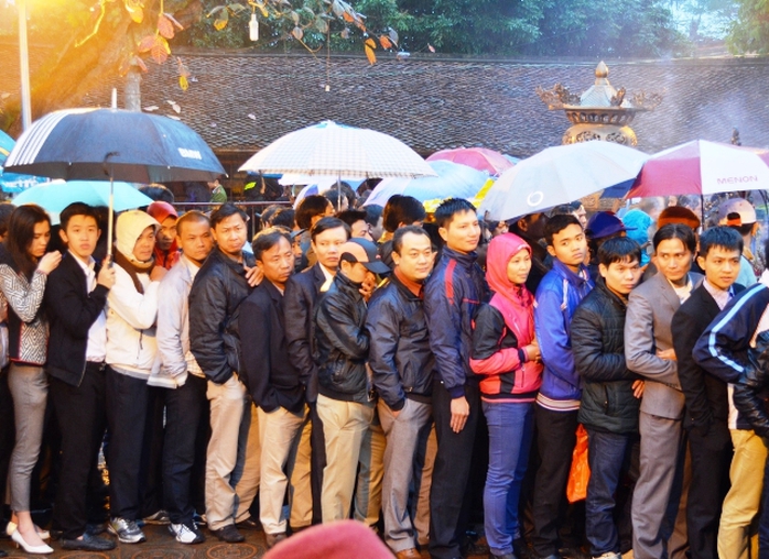 Dù trời mưa rất to, nhưng người dân vẫn kiên trì xếp hàng dài để xin ấn