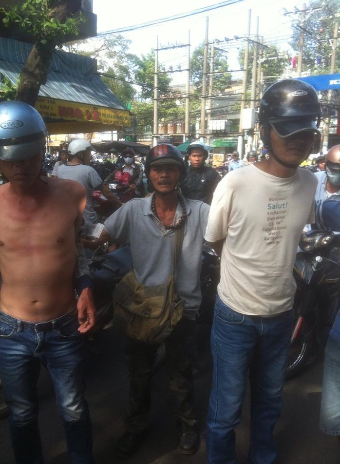 Hai tên trộm quần áo Hiếu và Quốc bị “hiệp sĩ” Trần Văn Hoàng (giữa) cùng đồng đội bắt giữ.