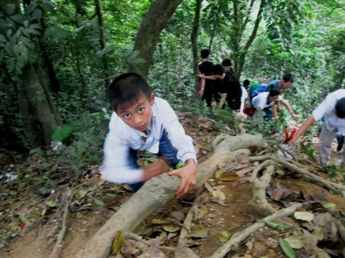 Đặc biệt, nhiều cháu nhỏ cũng leo