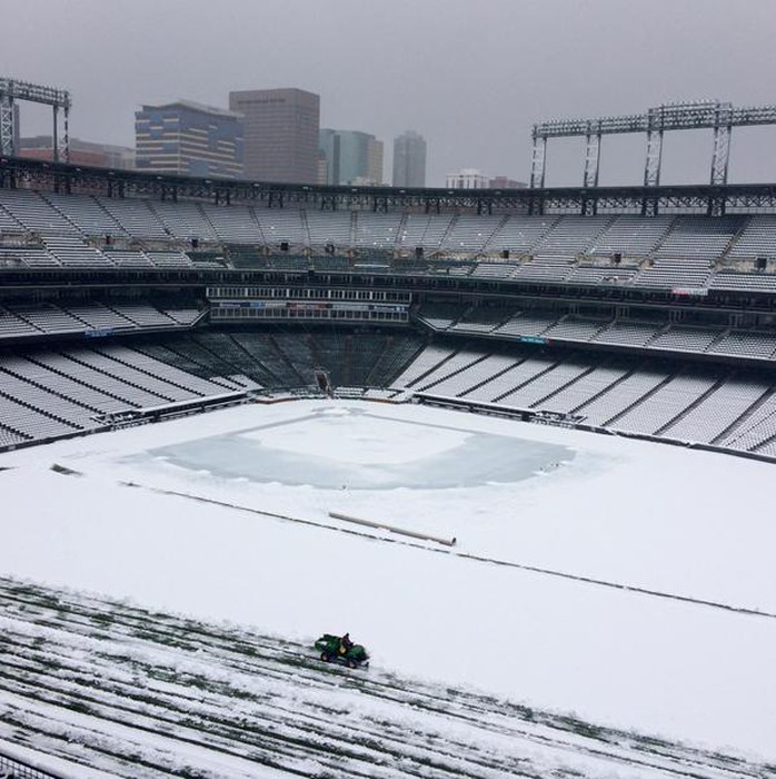 Tuyết phủ kín một sân vận động ở bang Colorado. Ảnh: Twitter