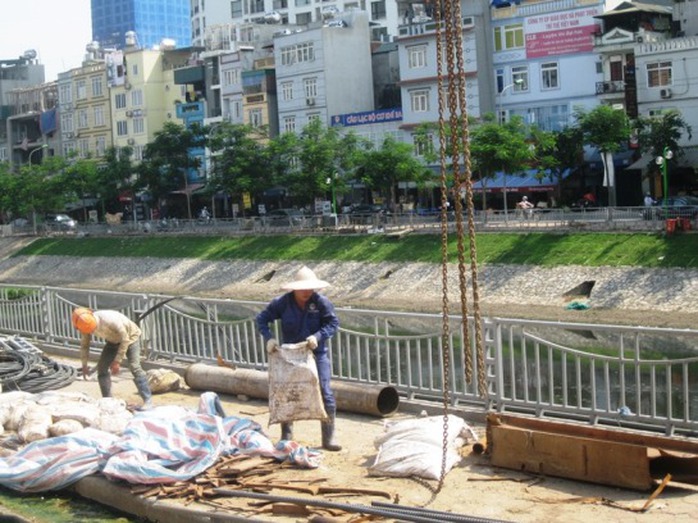 Công nhân làm việc tại công trường tuyến đường sắt Cát Linh