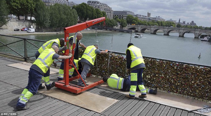 Chiến dịch loại bỏ hàng trăm nghìn chiếc “khóa tình yêu” nhằm cứu cây cầu Pont des Arts xây dựng từ thế kỷ 19. Ảnh: ABACA, REX, Reuters