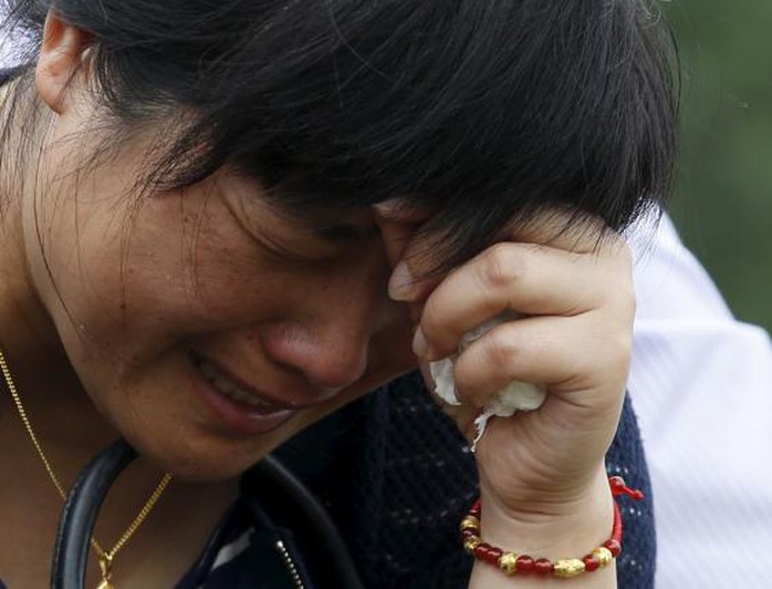 Nước mắt người thân gia đình các hành khách. Ảnh: Reuters