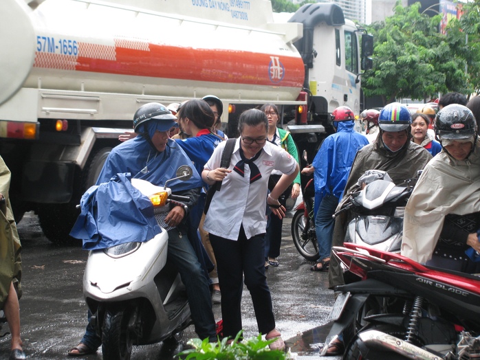  Phụ huynh dặn dò con trước khi vào phòng thi’