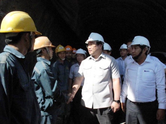 Phó Thủ tướng Hoàng Trung Hải thăm hỏi các công nhân đang thi công