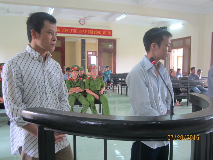 Phan Thành Đại (trái) và Đặng Sỹ Lệ tại phiên tòa