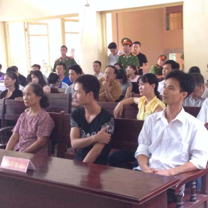 Bà Hoàng Thị Hội (mẹ đẻ của nạn nhân Nguyễn Thị Hoan) và Nguyễn Văn Tiến (con trai của nạn nhân - áo đen) có mặt tại phiên toà