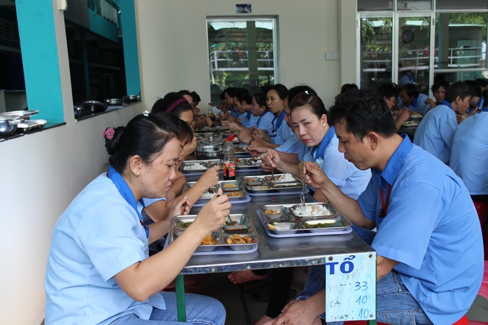 Bữa ăn của công nhân Công ty CP Sản xuất Thương mại Sài Gòn được chăm chút hằng ngày Ảnh: HỒNG ĐÀO