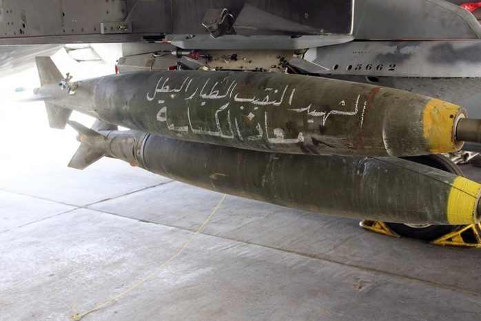 Trên một quả bom viết dòng chữ: Phi công anh hùng Muath al-Kasaesbeh. Ảnh: REUTERS