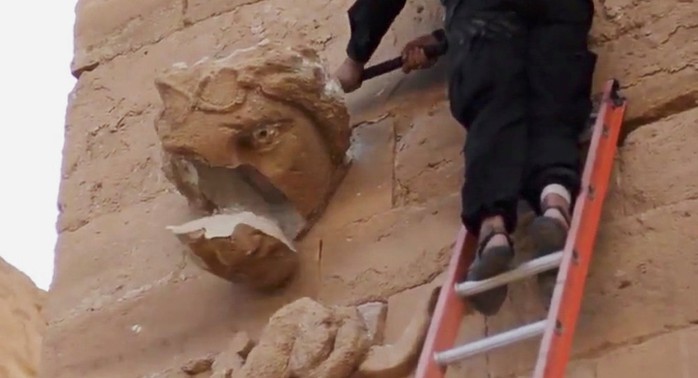 IS tung video chiếu cảnh chúng dùng búa tạ phá hủy các bức tượng tại thành phố cổ Hatra của Iraq. Ảnh: AP