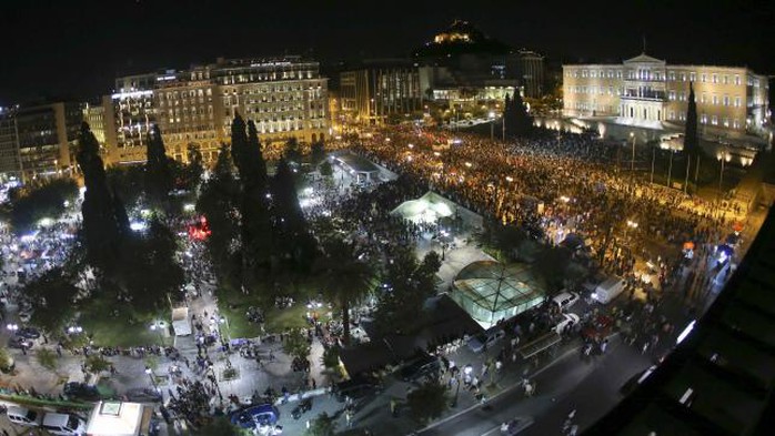 Hàng ngàn người ăn mừng tại trung tâm Athens tối 5-7. Ảnh: Reuters