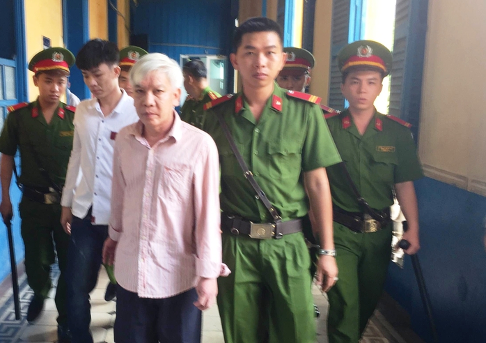 Bị cáo Trần Minh Nhã ra xe dẫn giải sau phiên xử