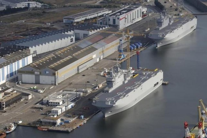 2 chiếc tàu sân bay chở trực thăng lớp Mistral mang tên Sevastopol và Vladivostok tại xưởng đóng tàu ở Saint-Nazaire, miền Nam nước Pháp. Ảnh: Reuters