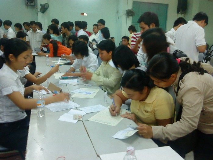 Người lao động tại TP HCM trong một lần đăng ký hồ sơ dự tuyển sang Hàn Quốc làm việc