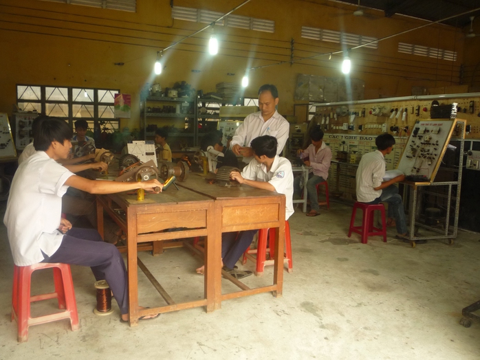 Người dân học nghề tại Trung tâm Dạy nghề huyện Bình Chánh, TP HCM Ảnh: HỒNG NHUNG