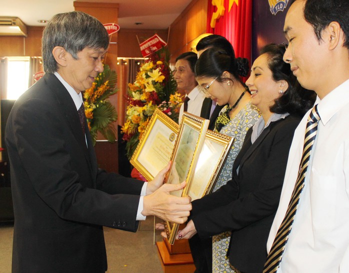 Ông Trần Hùng Việt - Phó Bí thư Đảng ủy, Tổng Giám đốc Tổng Công ty Du lịch Sài Gòn - trao bằng khen cho các cá nhân xuất sắc