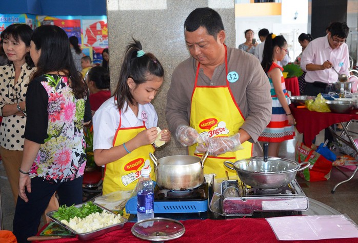 Các gia đình tham dự hội thi nấu ăn “Yêu thương và chia sẻ” tại quận 11,  TP HCM                                 Ảnh: NGUYỄN LUÂN