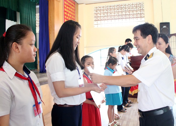 Đại tá Nguyễn Phúc Thắng, Đảng ủy viên Đảng ủy Tổng Công ty Ba Son,  trao học bổng cho học sinh  Ảnh: THANH NGA