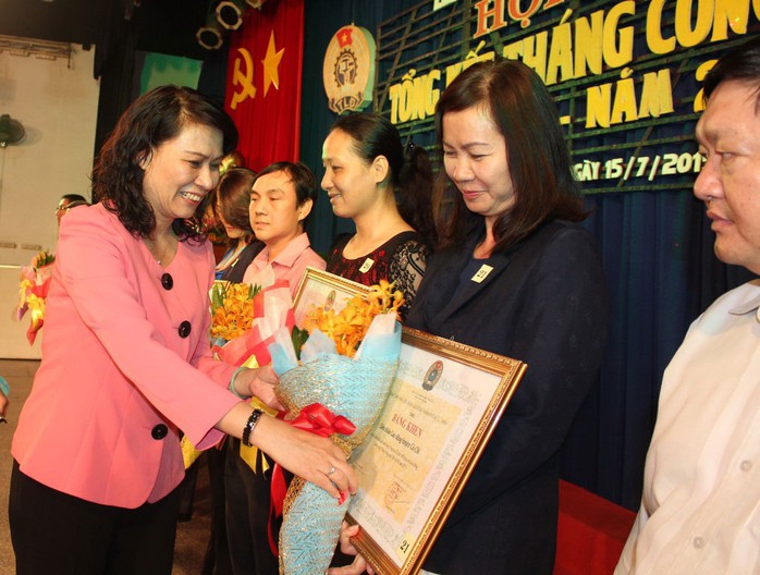 Bà Nguyễn Thị Thu, Chủ tịch LĐLĐ TP HCM, trao bằng khen cho các tập thể