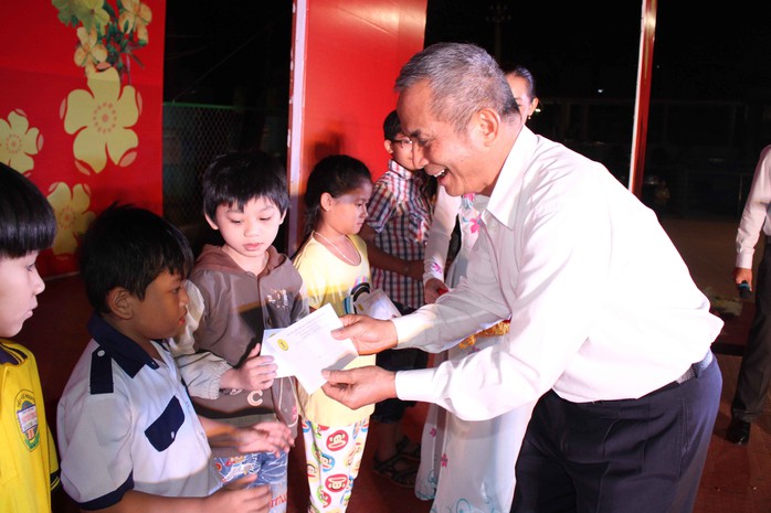 Ông Đặng Ngọc Tùng, Chủ tịch Tổng LĐLĐ Việt Nam, tặng quà Tết cho con công nhân khó khăn Ảnh: HOÀNG TRIỀU