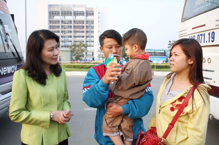 Bà Nguyễn Thị Thu, Chủ tịch LĐLĐ TP HCM, thăm hỏi công nhân khó khăn về quê ăn Tết theo chương trình “Tấm vé nghĩa tình”  	Ảnh: HOÀNG TRIỀU