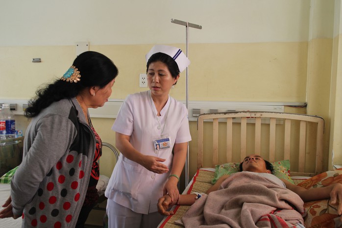 Chị Nguyễn Thị Lệ Hồng chăm sóc bệnh nhân