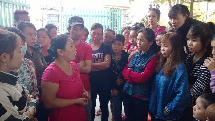 Bà Trần Thị Ngọc Loan động viên công nhân Công ty TNHH May mặc Bảy Nguyệt bị nợ lương