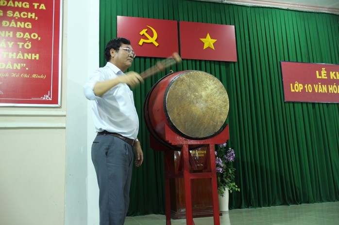 Ông Phạm Hồng Việt, Giám đốc Công ty TNHH MTV Bò sữa TP HCM, đánh trống khai giảng lớp học bổ túc văn hóa tại công ty